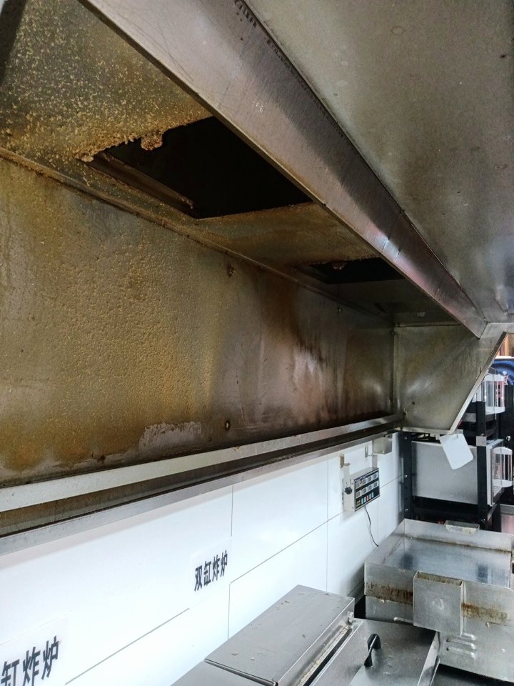 漯河美食城运水烟罩清洗收费标准 - 清洗前 - 郑州天得一国家一级资质团队作业实拍