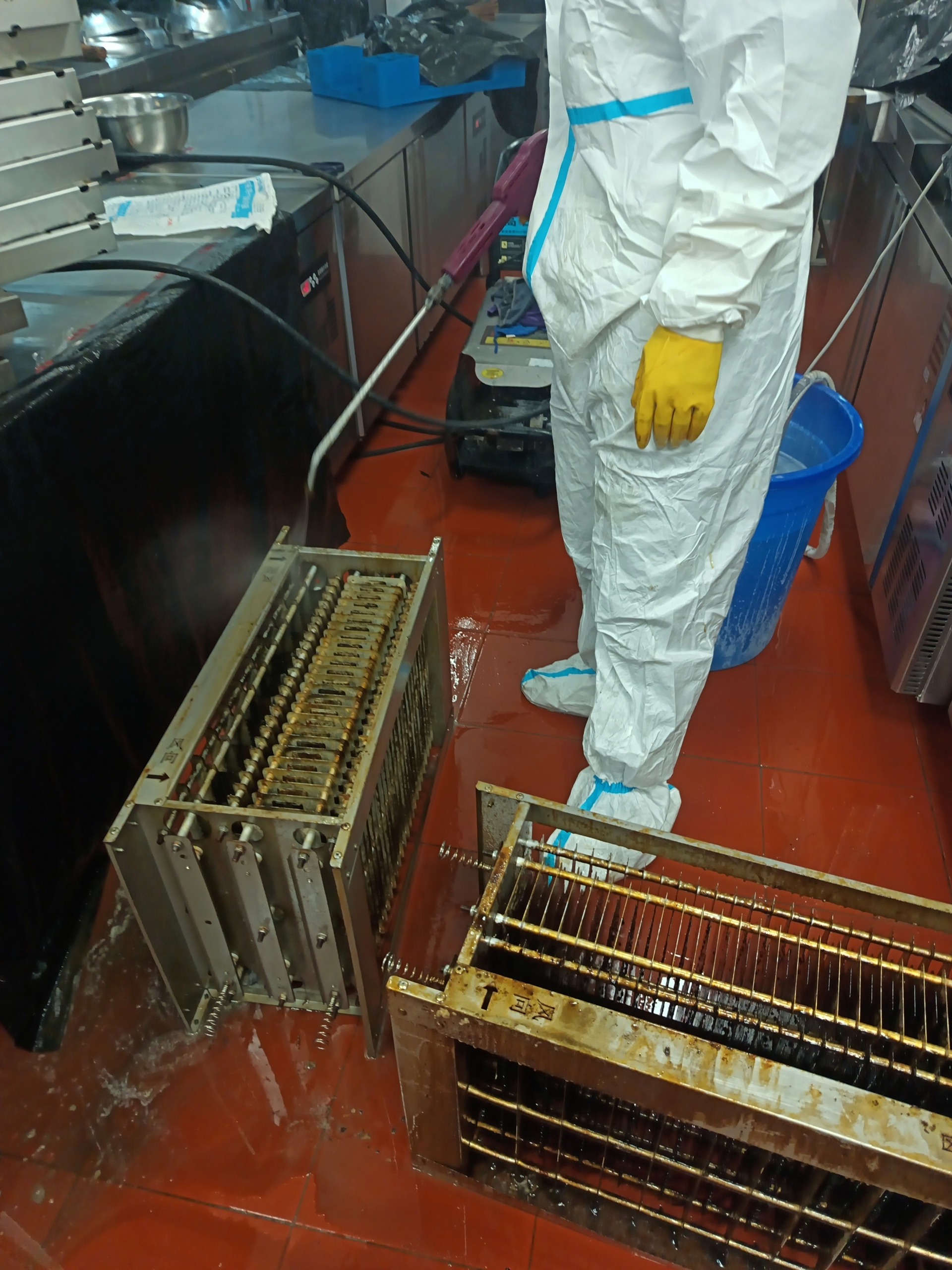 平顶山养老院食堂运水烟罩清洗哪家好 - 清洗前 - 郑州天得一国家一级资质团队作业实拍