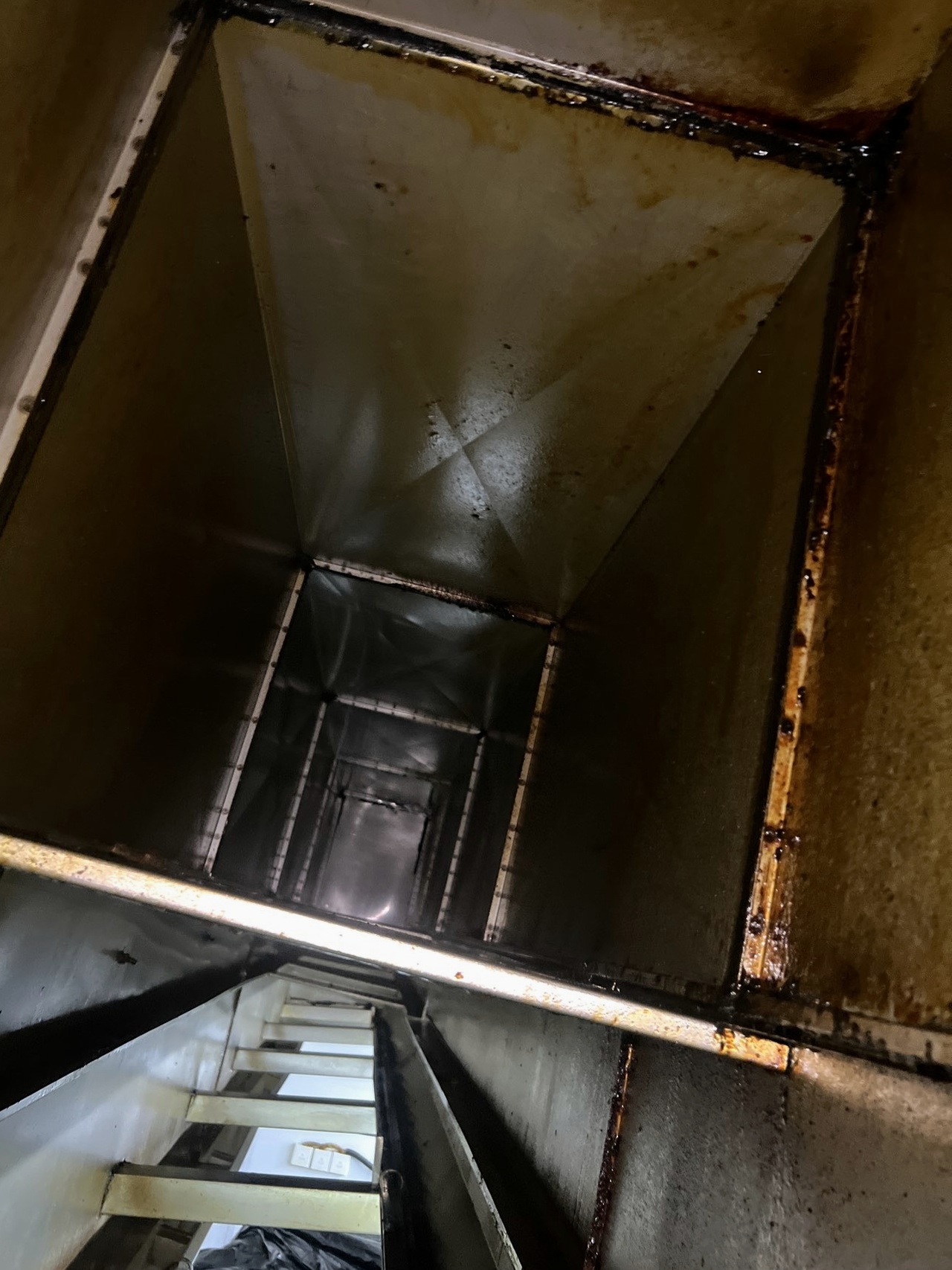 洛阳企业食堂静电油烟净化器清洗清洗方案 - 清洗前 - 郑州天得一国家一级资质团队作业实拍