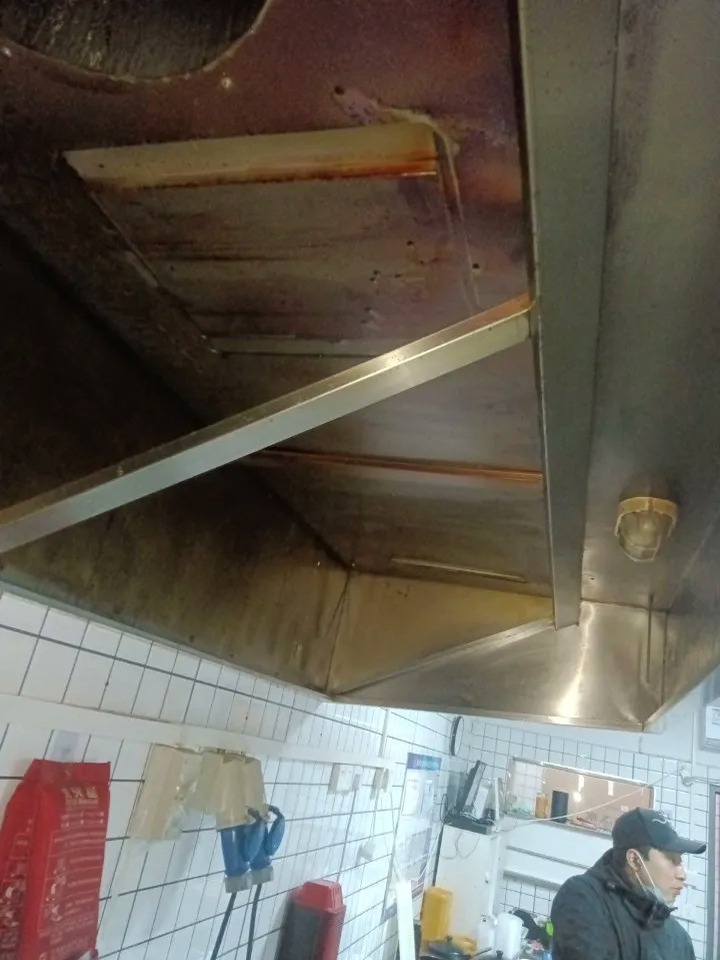 安阳食品厂运水烟罩清洗哪家好 - 清洗前 - 郑州天得一国家一级资质团队作业实拍