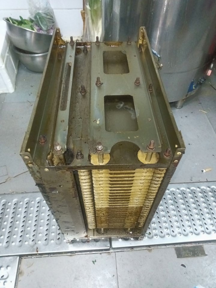 南阳幼儿园食堂集烟罩清洗公司推荐 - 清洗前 - 郑州天得一国家一级资质团队作业实拍