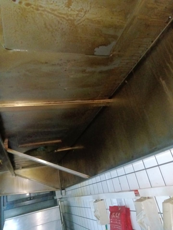 开封自助餐厅静电油烟净化器清洗怎么收费 - 清洗前 - 郑州天得一国家一级资质团队作业实拍