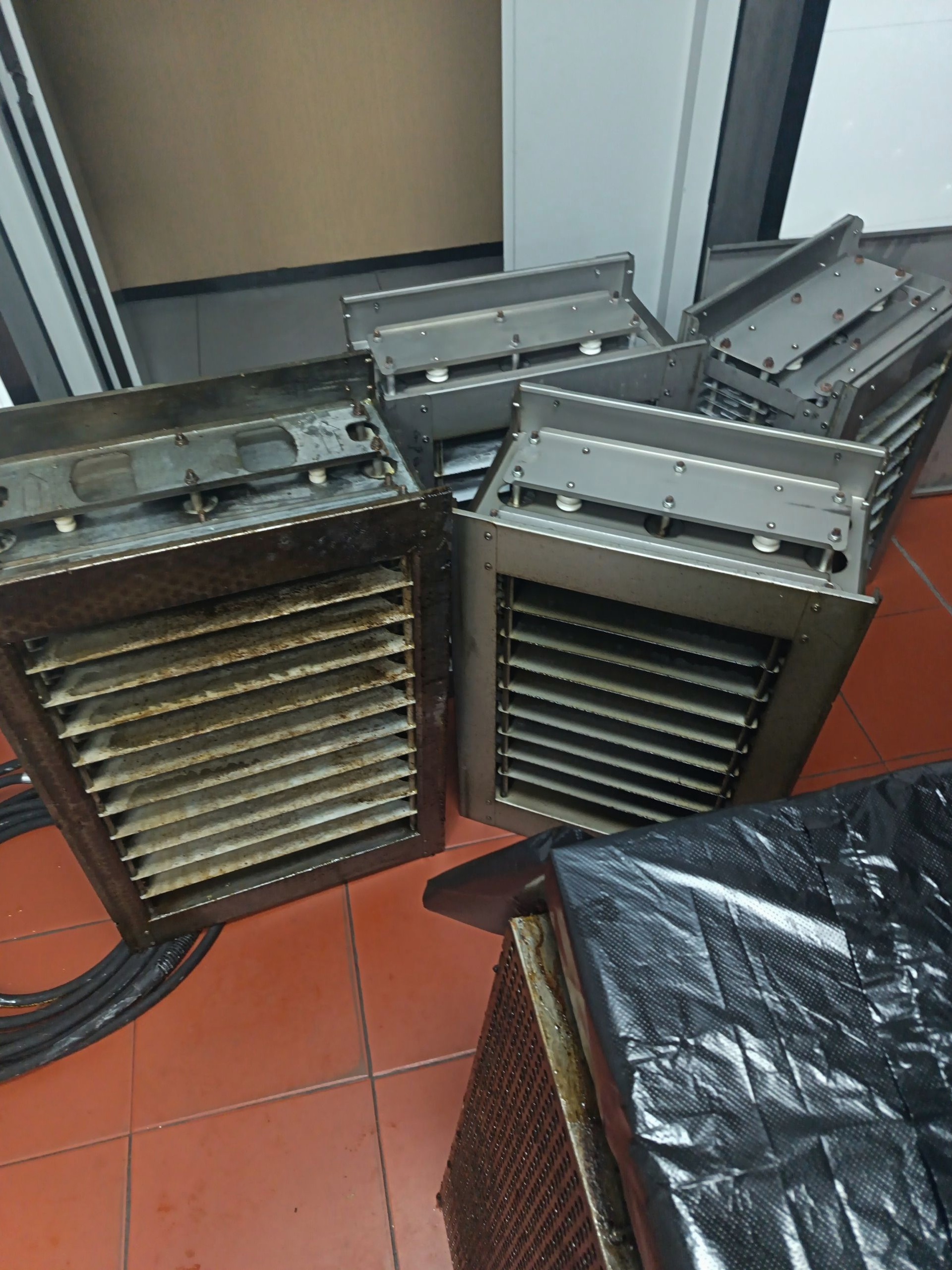 安阳养老院食堂商用油烟机清洗收费标准 - 清洗前 - 郑州天得一国家一级资质团队作业实拍