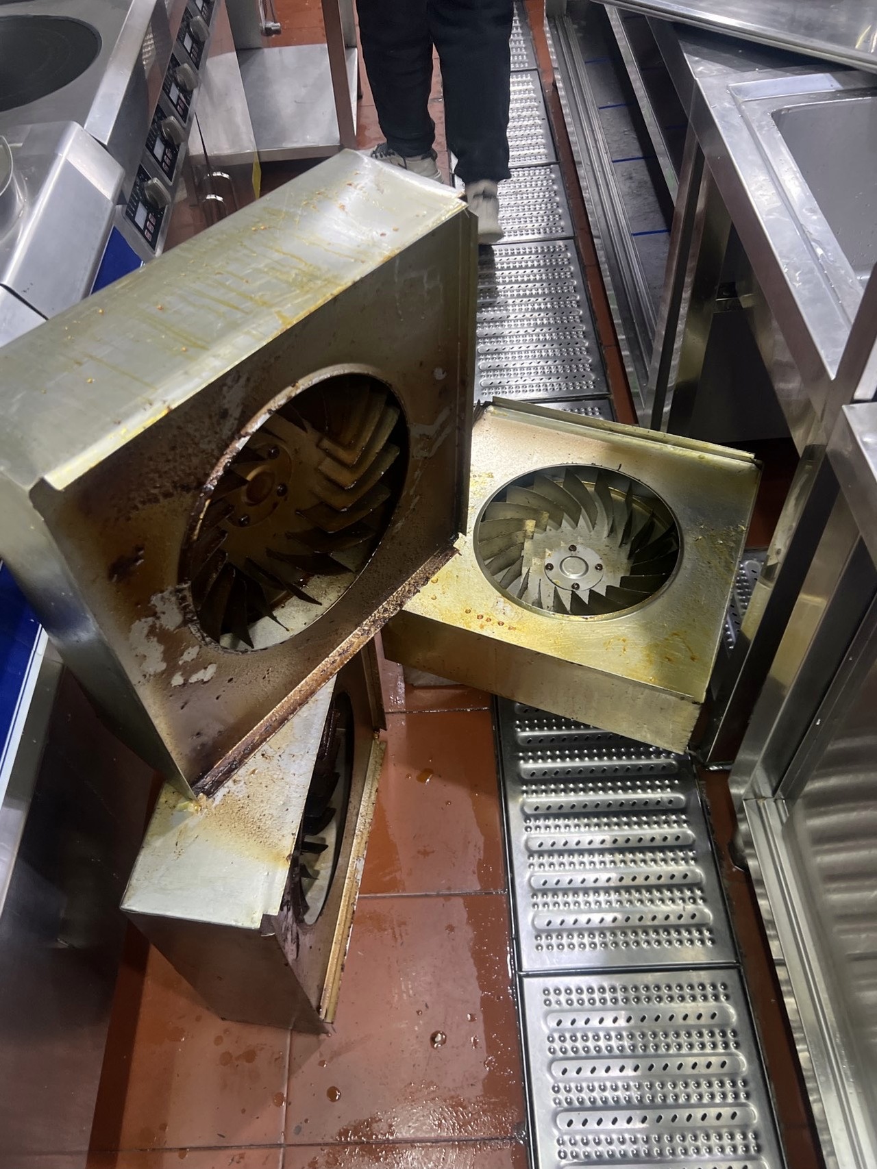 郑州商业广场运水烟罩清洗哪家好 - 清洗前 - 郑州天得一国家一级资质团队作业实拍