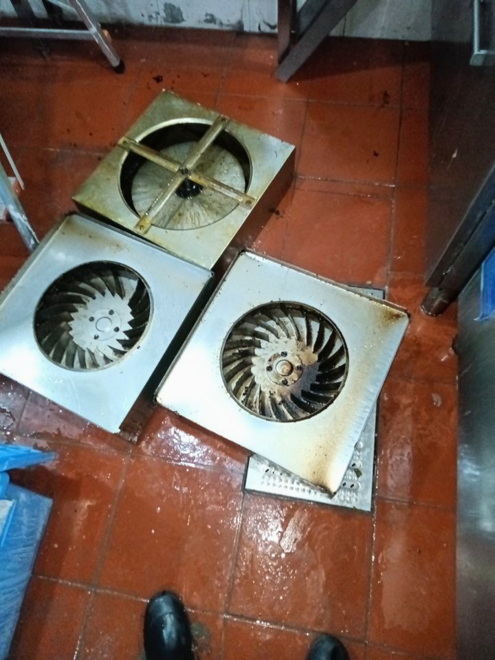 平顶山中餐厅集烟罩清洗清洗流程 - 清洗前 - 郑州天得一国家一级资质团队作业实拍