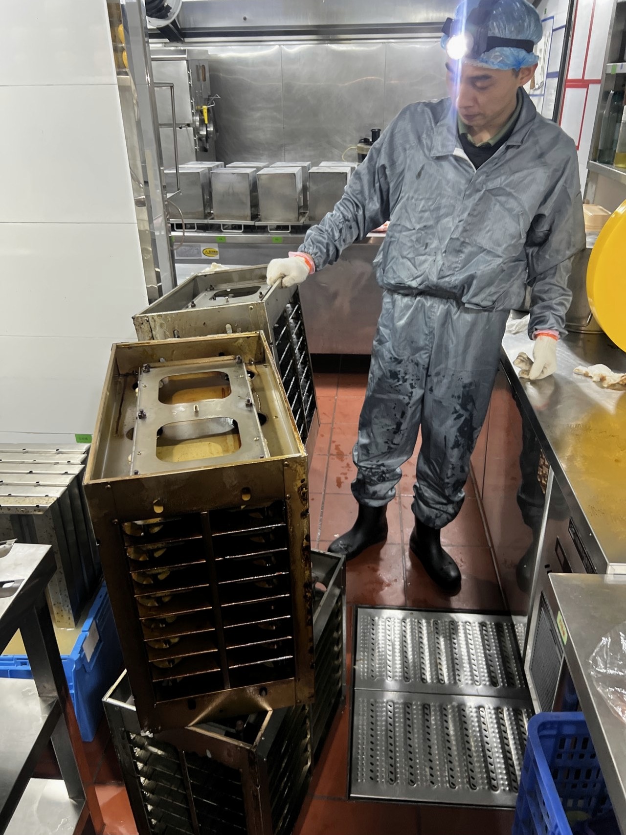 漯河学校食堂商用厨房清洗公司推荐 - 清洗前 - 郑州天得一国家一级资质团队作业实拍