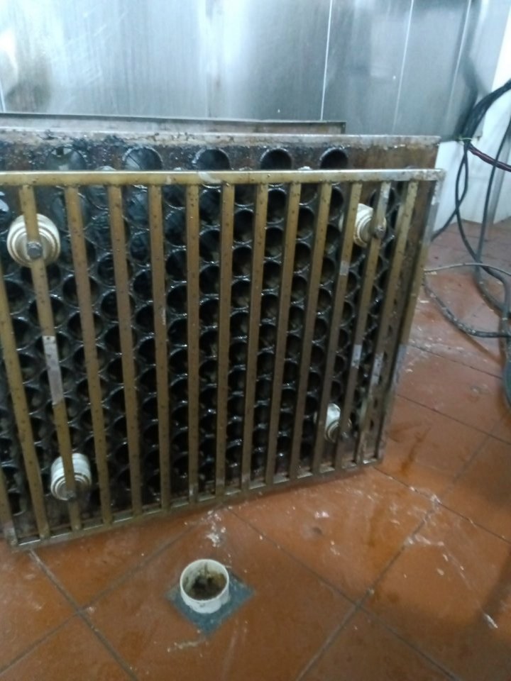 商丘学校食堂风机清洗哪家好 - 清洗前 - 郑州天得一国家一级资质团队作业实拍