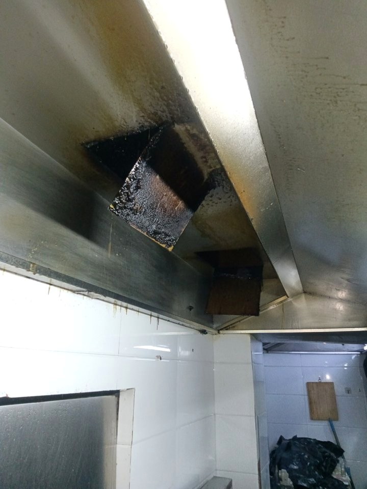 许昌自助餐厅大型油烟机清洗怎么收费 - 清洗前 - 郑州天得一国家一级资质团队作业实拍