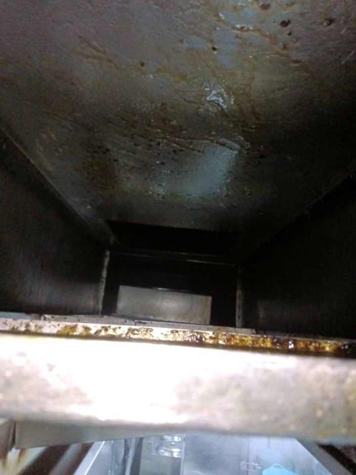 信阳大学食堂离心风机清洗清洗流程 - 清洗前 - 郑州天得一国家一级资质团队作业实拍