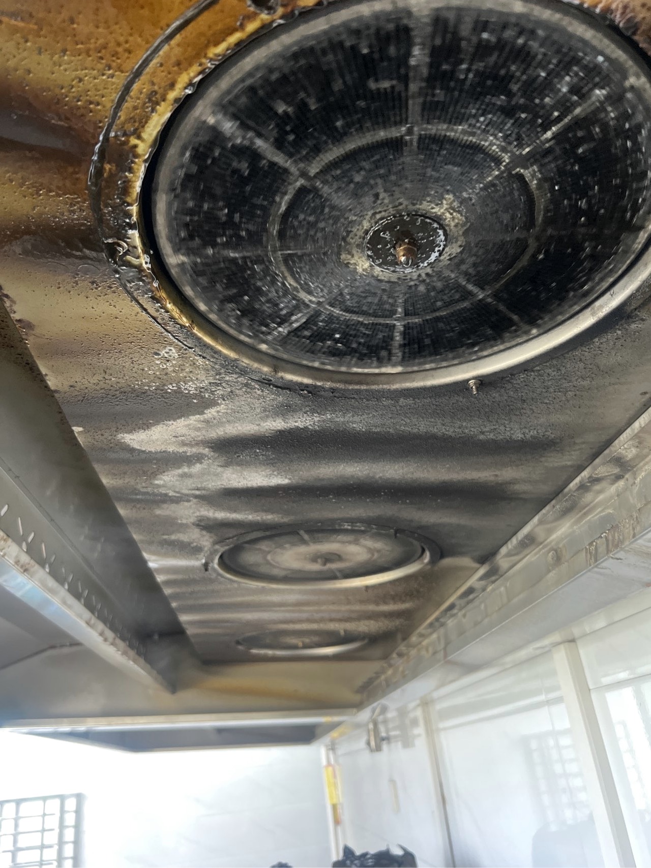 信阳工厂食堂静电油烟净化器清洗电话 - 清洗前 - 郑州天得一国家一级资质团队作业实拍