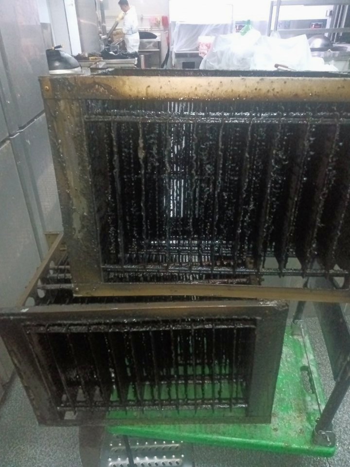 周口酒店油烟机清洗收费标准 - 清洗前 - 郑州天得一国家一级资质团队作业实拍