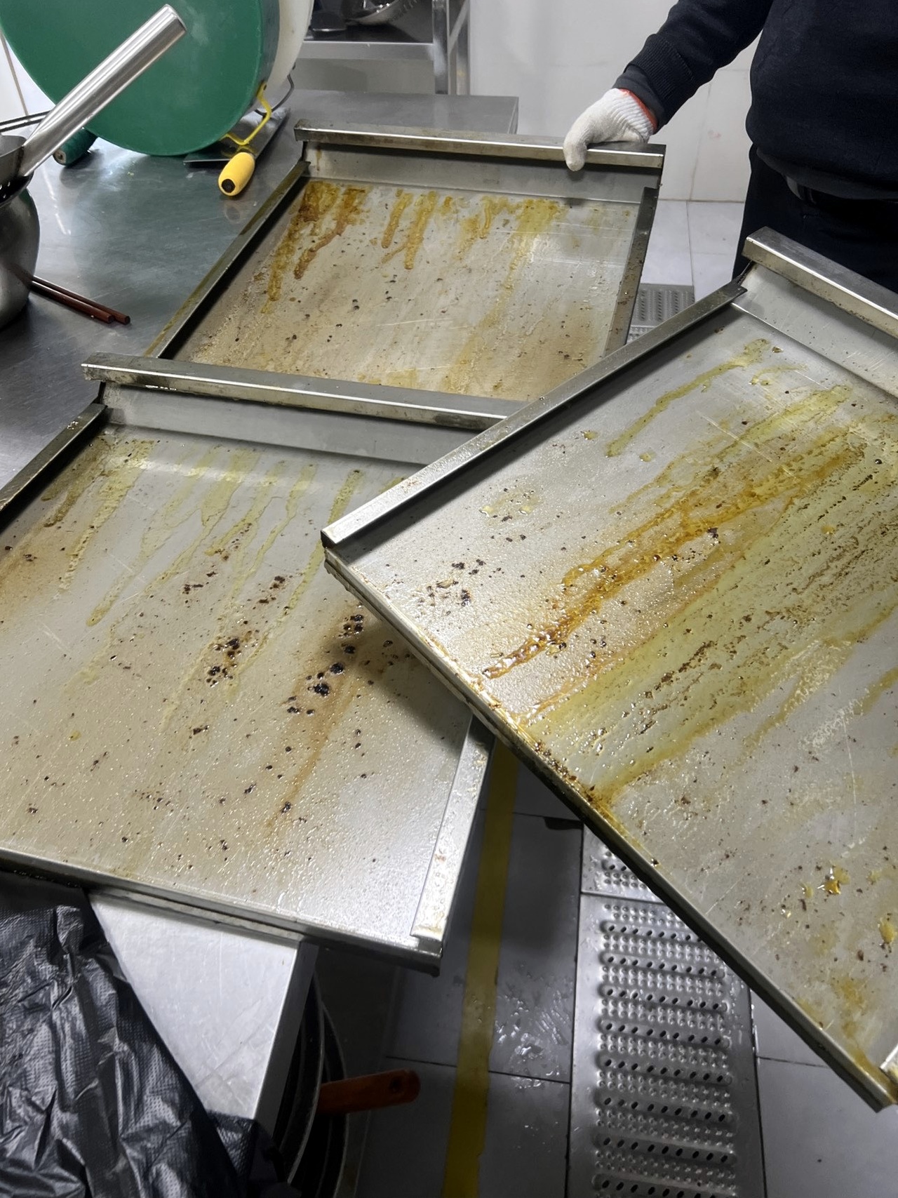 专业解读:烧烤店商用油烟机清洗火灾预防 - 清洗前 - 郑州天得一国家一级资质团队作业实拍
