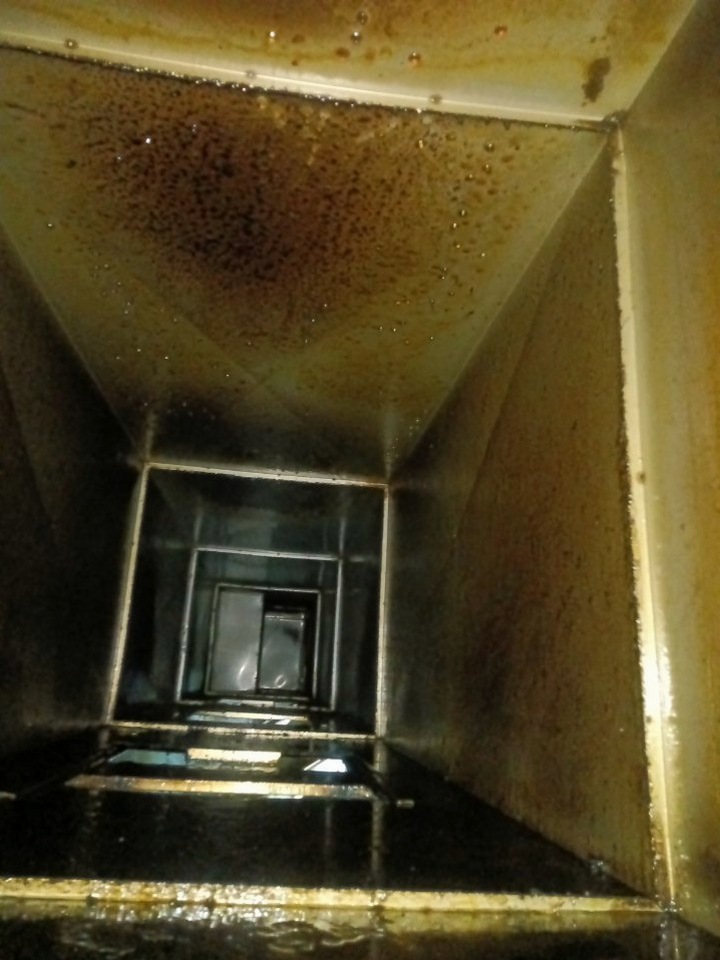 南阳西餐厅商用油烟机清洗清洗方案 - 清洗前 - 郑州天得一国家一级资质团队作业实拍