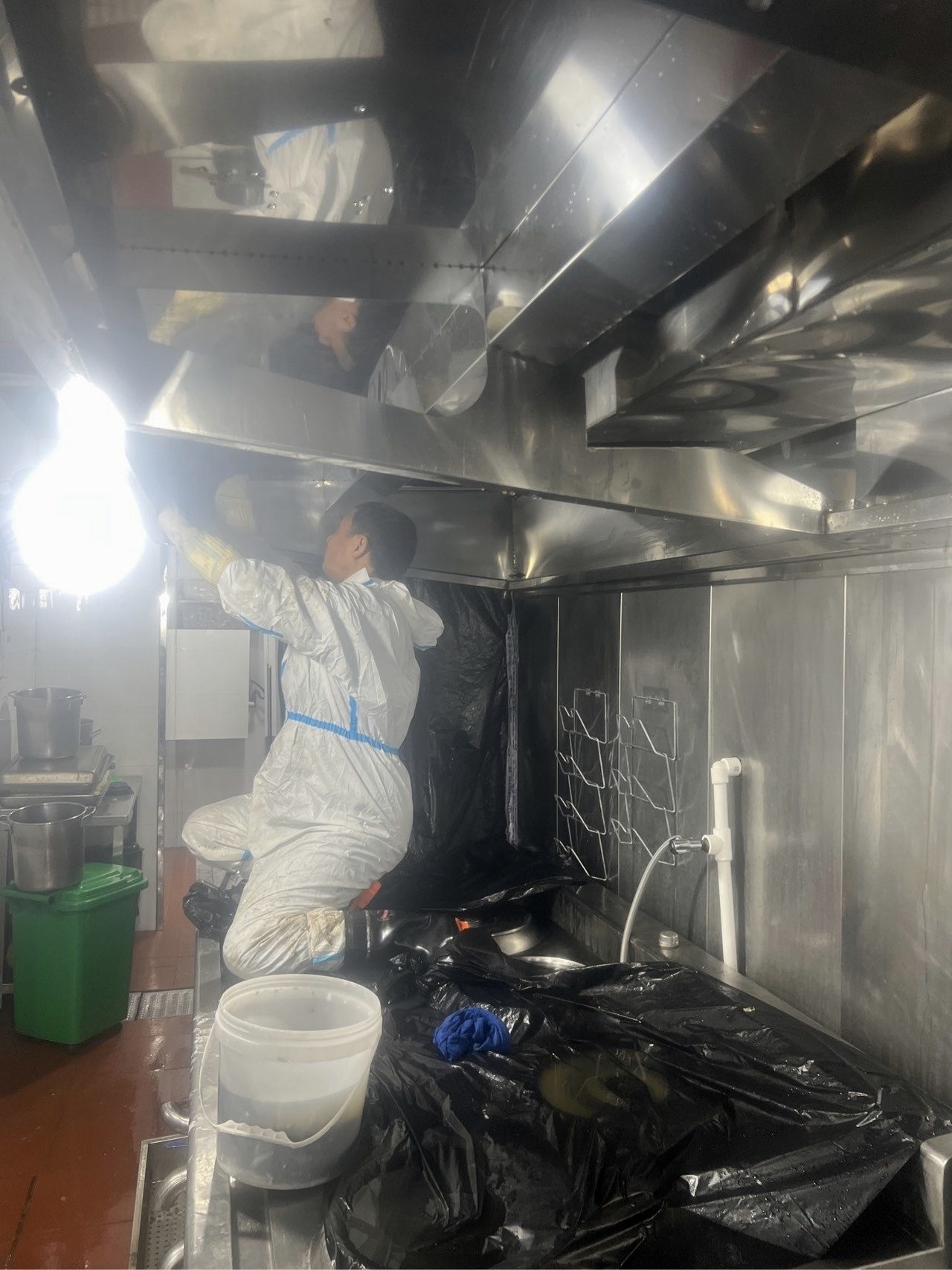 开封学校食堂油烟管道清洗多少钱 - 清洗前 - 郑州天得一国家一级资质团队作业实拍