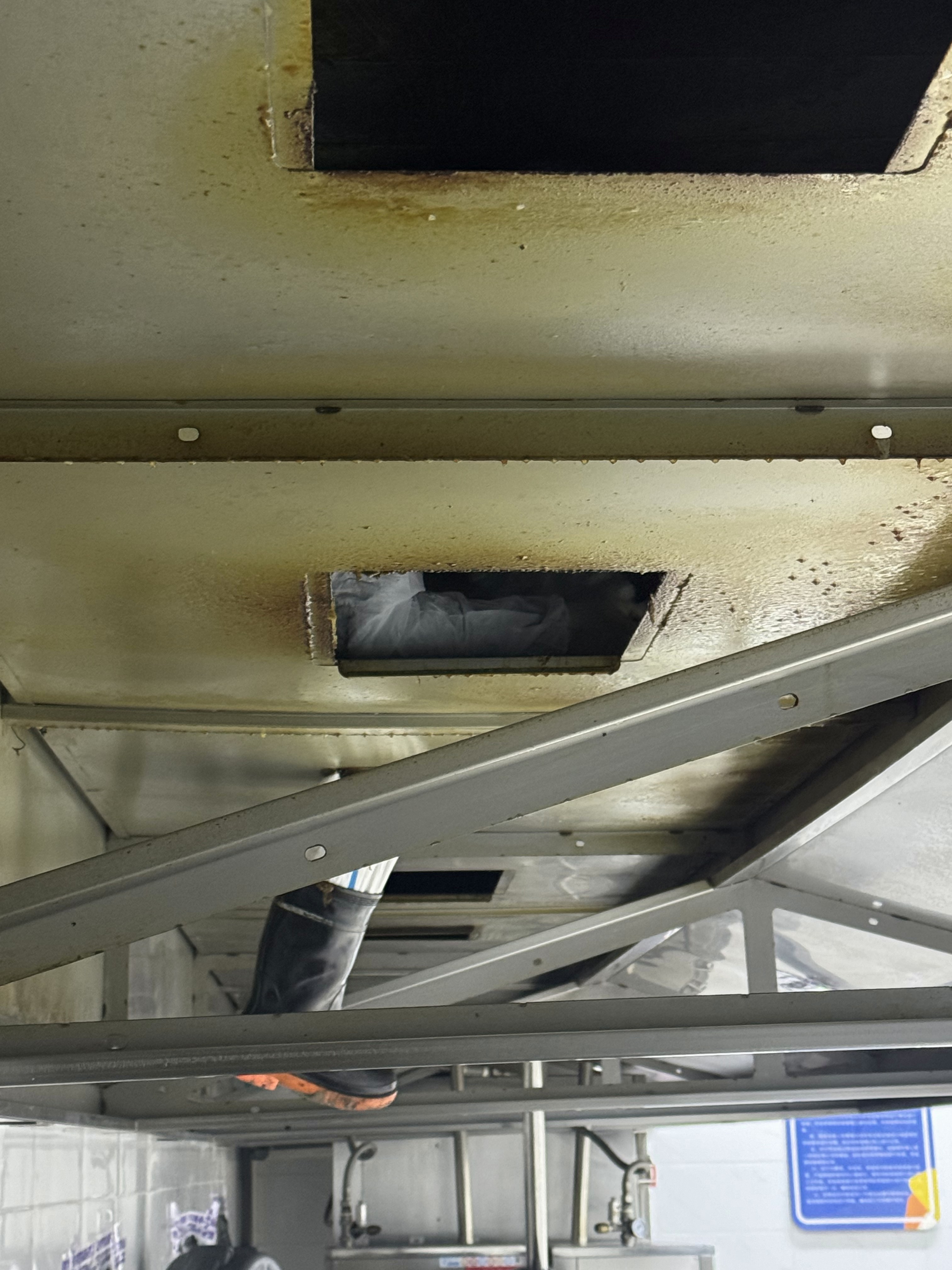 周口西餐厅运水烟罩清洗公司推荐 - 清洗前 - 郑州天得一国家一级资质团队作业实拍