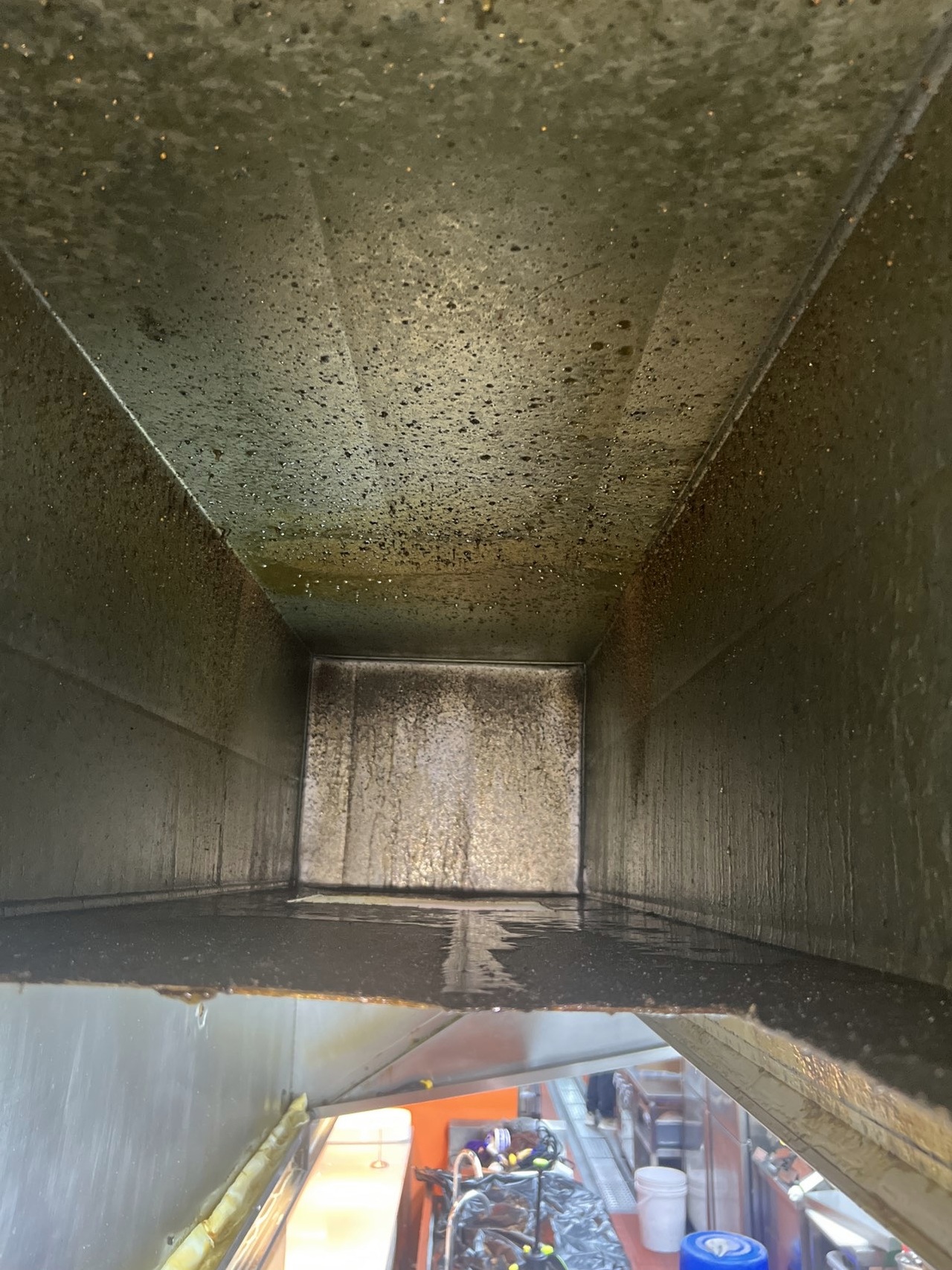 郑州工厂食堂排烟管道清洗多少钱 - 清洗前 - 郑州天得一国家一级资质团队作业实拍