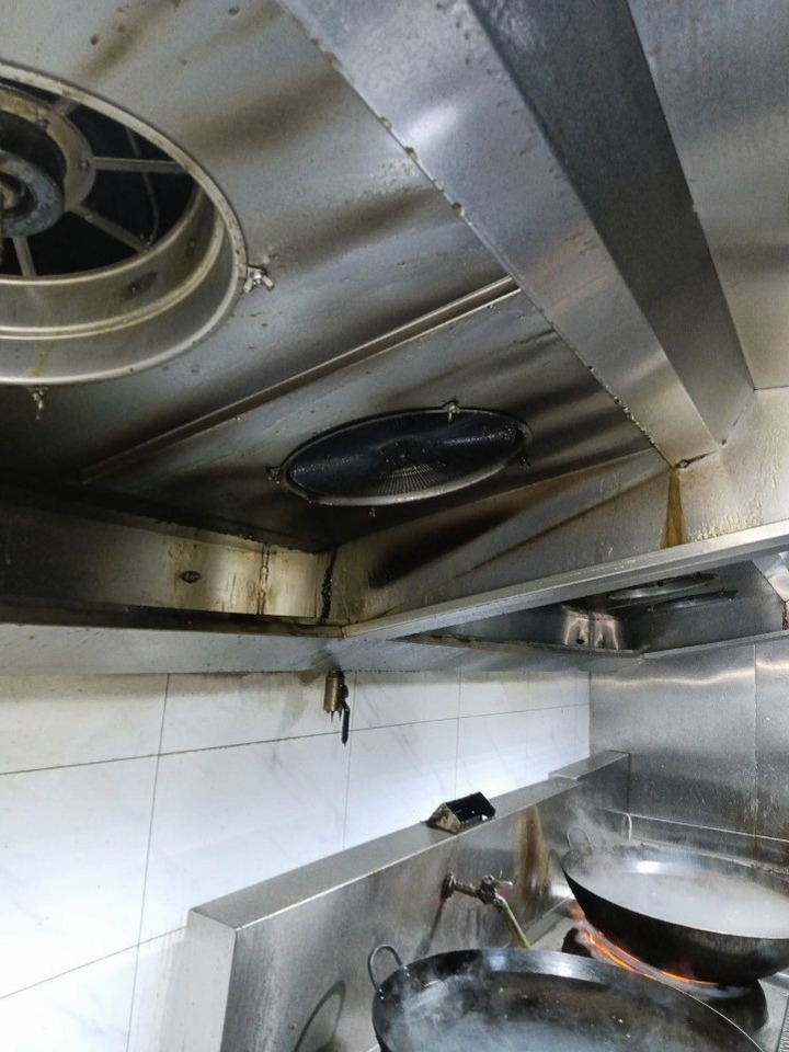 商丘中央厨房运水烟罩清洗电话 - 清洗前 - 郑州天得一国家一级资质团队作业实拍