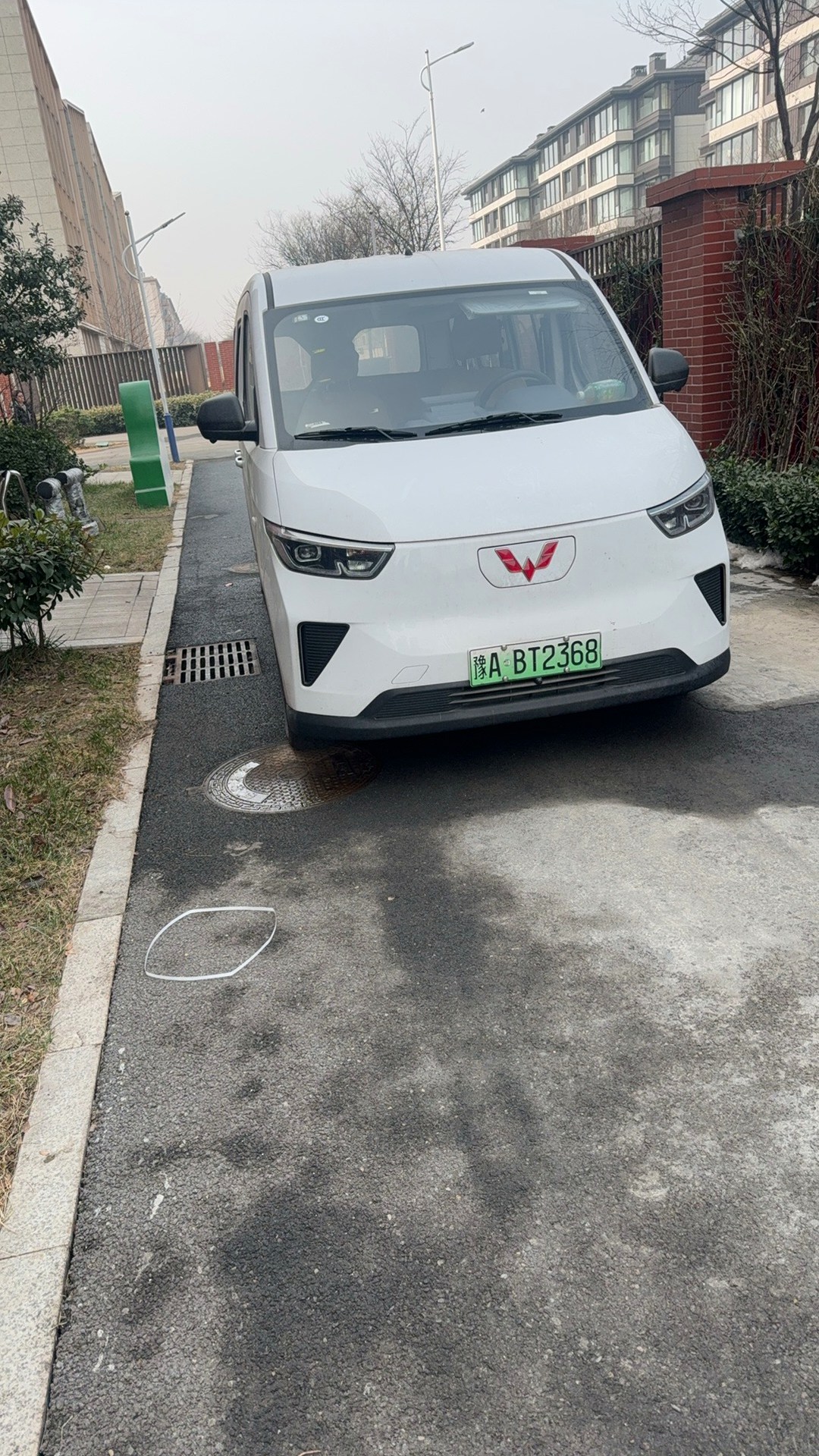 郑州企业食堂排烟系统清洗案例 - 清洗前油污堆积
