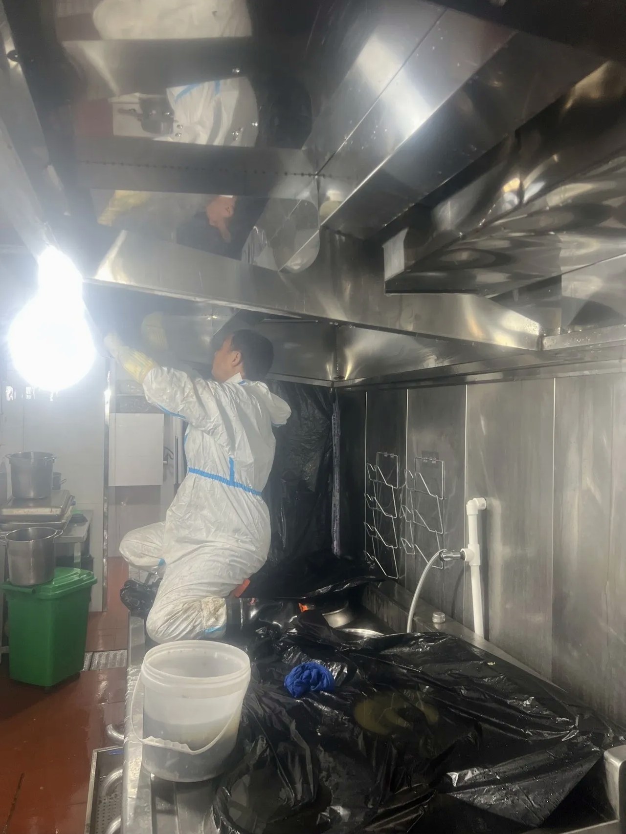 漯河学校食堂商用油烟机清洗清洗流程 - 清洗前 - 郑州天得一国家一级资质团队作业实拍