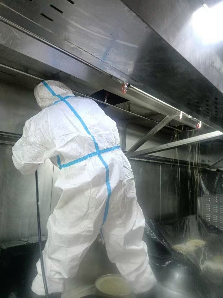 郑州商用厨房油烟机清洗费用 - 清洗前 - 郑州天得一国家一级资质团队作业实拍