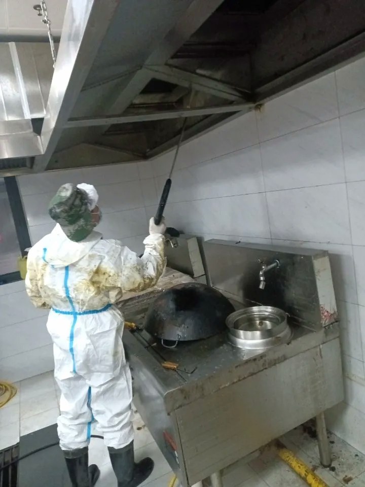 三门峡清洗油烟机一次多少钱 - 清洗前 - 郑州天得一国家一级资质团队作业实拍
