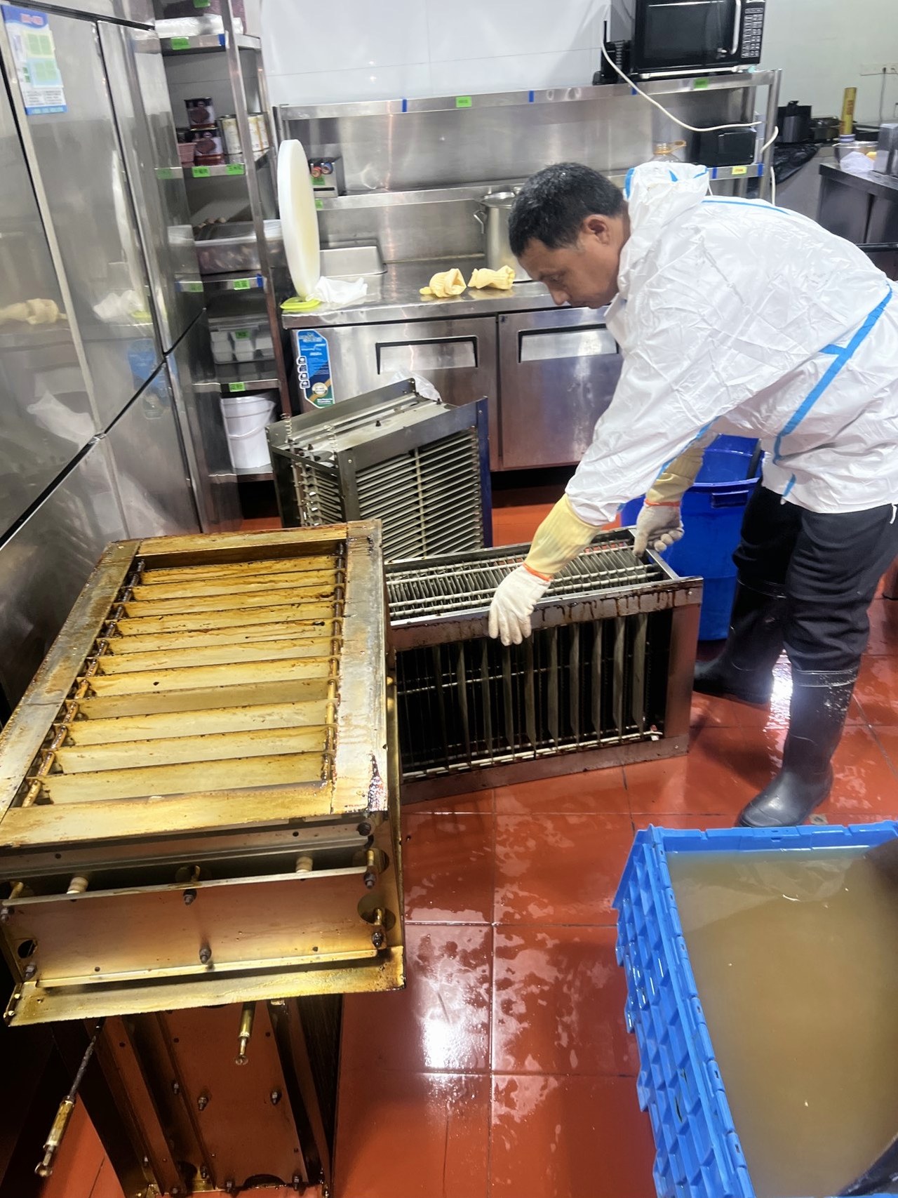 新乡饭店油烟机清洗步骤详解 - 清洗前 - 郑州天得一国家一级资质团队作业实拍