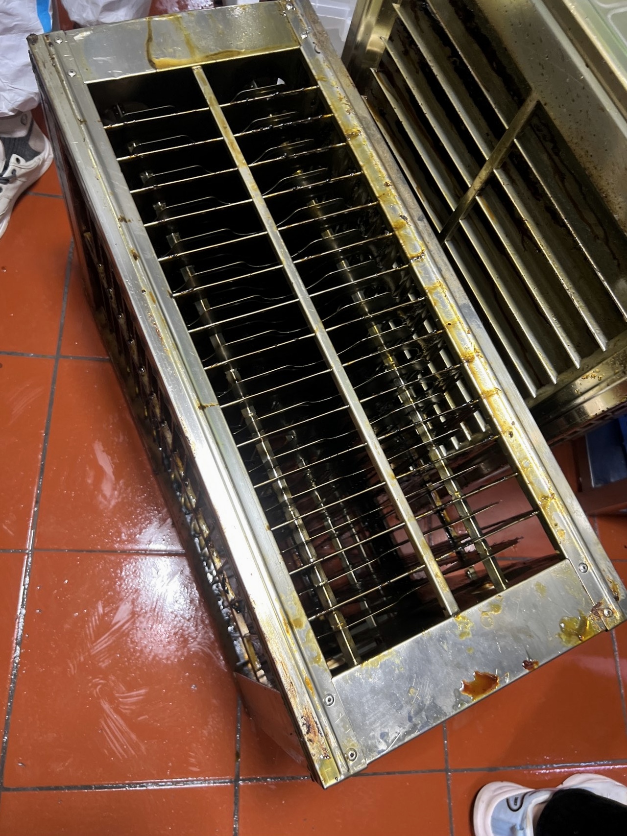漯河食堂油烟机清洗教程 - 清洗前 - 郑州天得一国家一级资质团队作业实拍