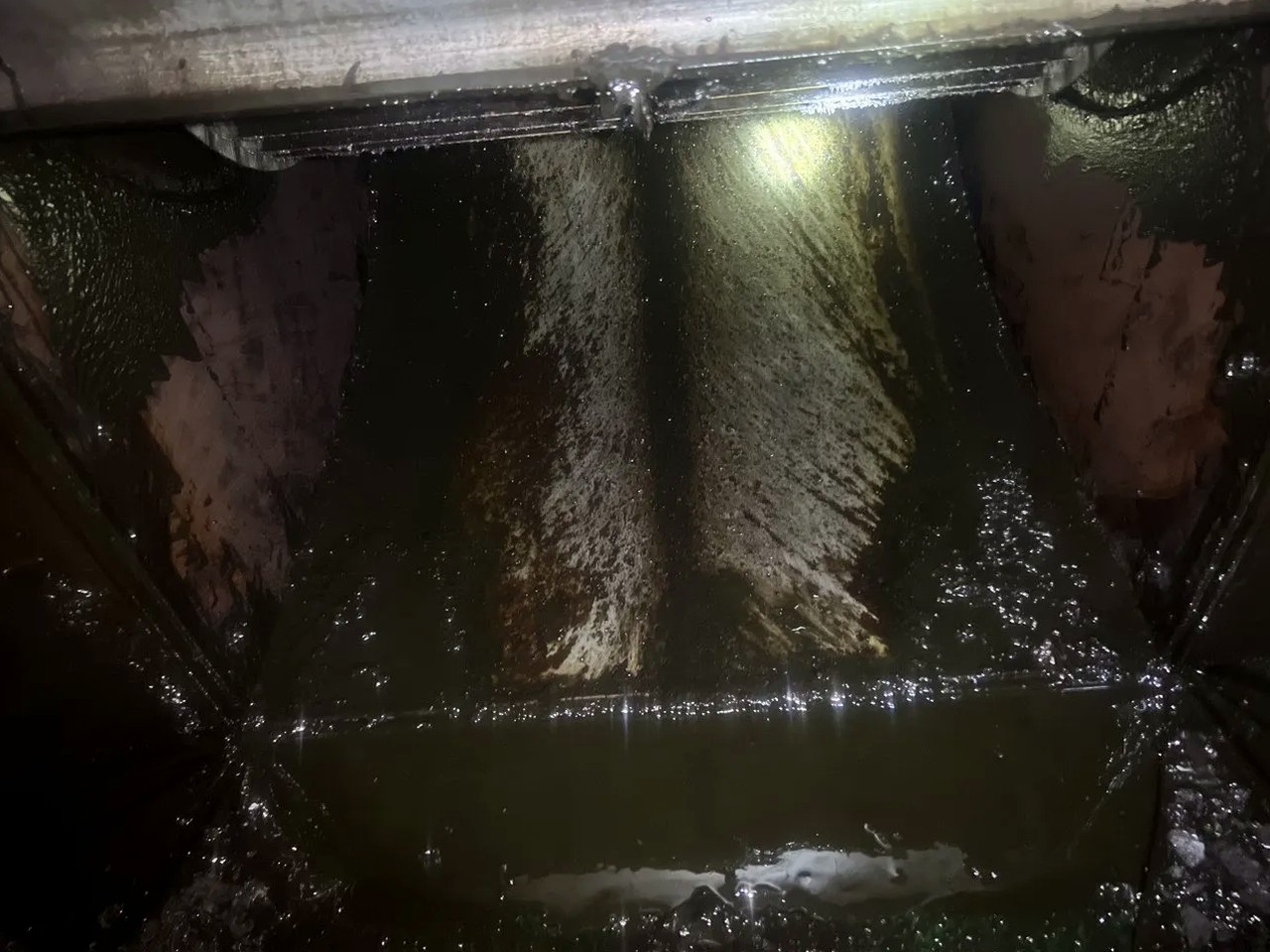 周口食堂油烟机清洗教程 - 清洗前 - 郑州天得一国家一级资质团队作业实拍