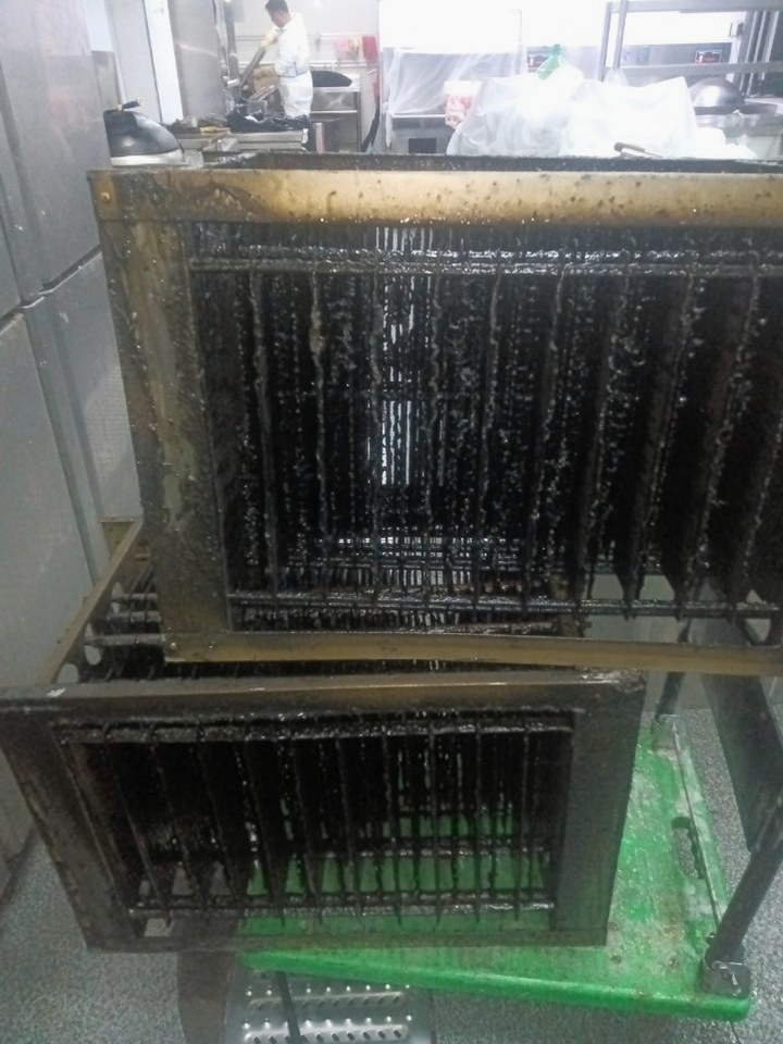 济源商用油烟机清洗标准流程是什么 - 清洗前 - 郑州天得一国家一级资质团队作业实拍