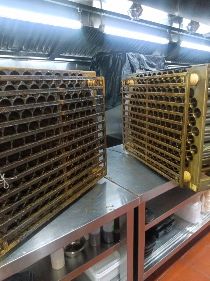 郑州商用油烟机长期不清洗的风险 - 清洗前 - 郑州天得一国家一级资质团队作业实拍