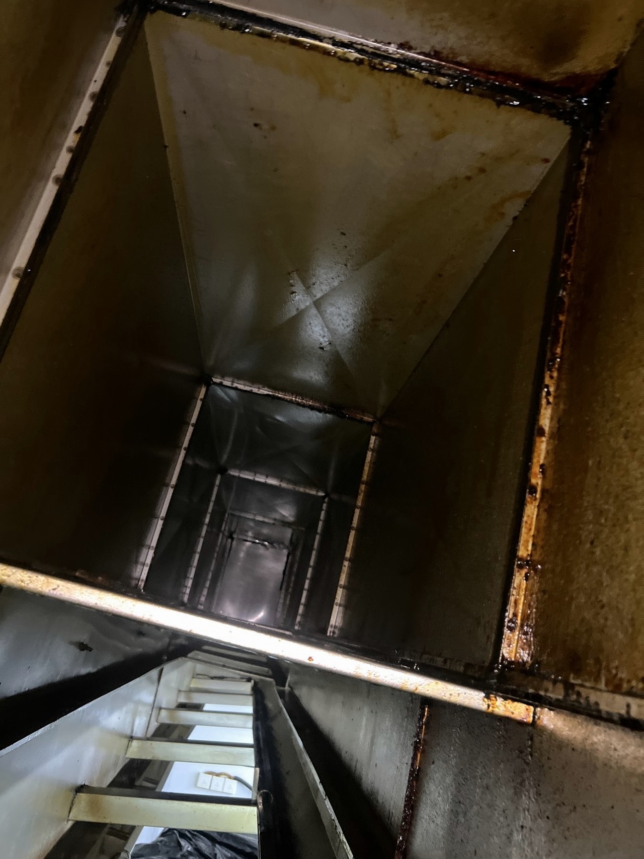 平顶山油烟机不清洗有哪些后果 - 清洗前 - 郑州天得一国家一级资质团队作业实拍