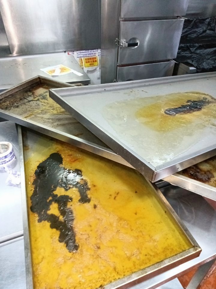 鹤壁餐厅油烟机不清洗有什么危害 - 清洗前 - 郑州天得一国家一级资质团队作业实拍