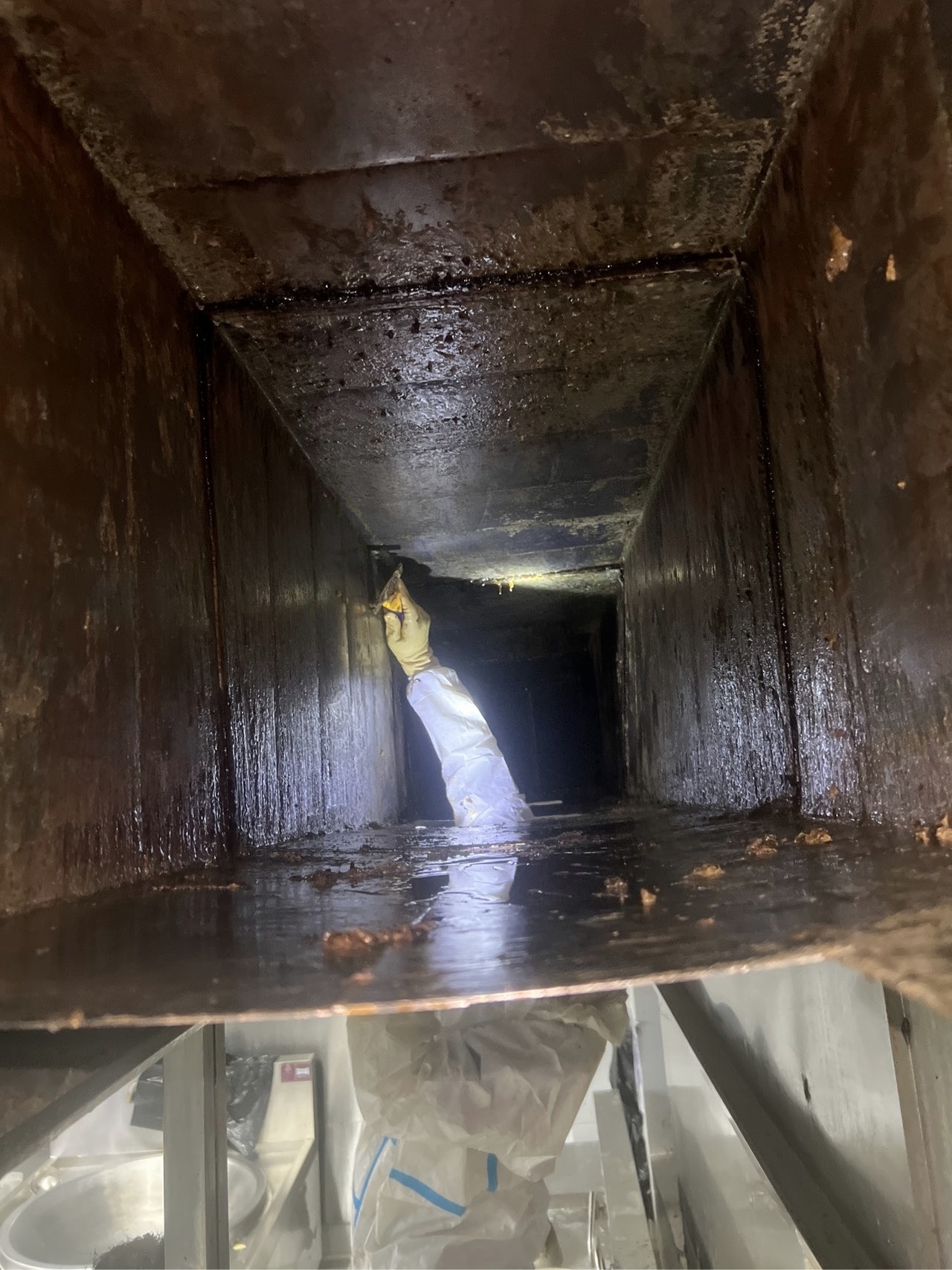 鹤壁商用油烟机长期不清洗的风险 - 清洗前 - 郑州天得一国家一级资质团队作业实拍