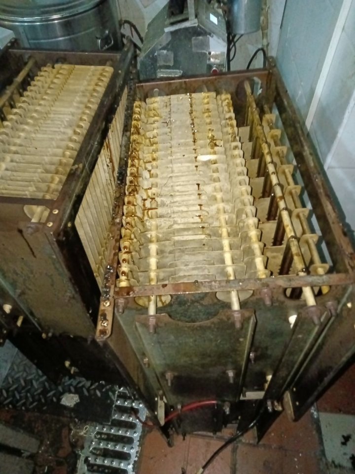 新乡饭店厨房油烟积聚的安全隐患 - 清洗前 - 郑州天得一国家一级资质团队作业实拍