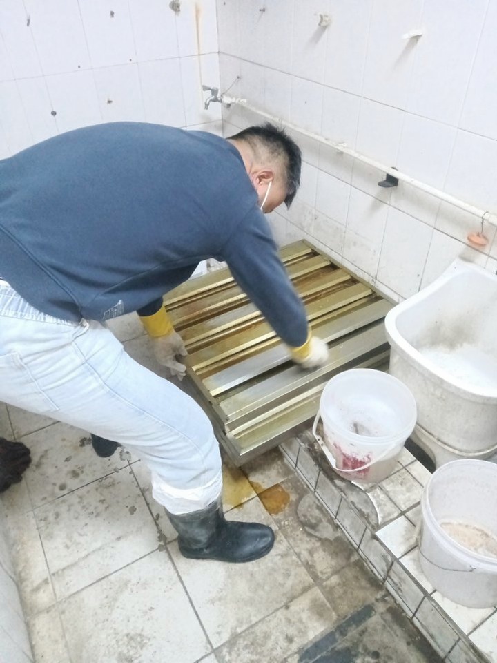 漯河餐饮业油烟管道火灾原因 - 清洗前 - 郑州天得一国家一级资质团队作业实拍
