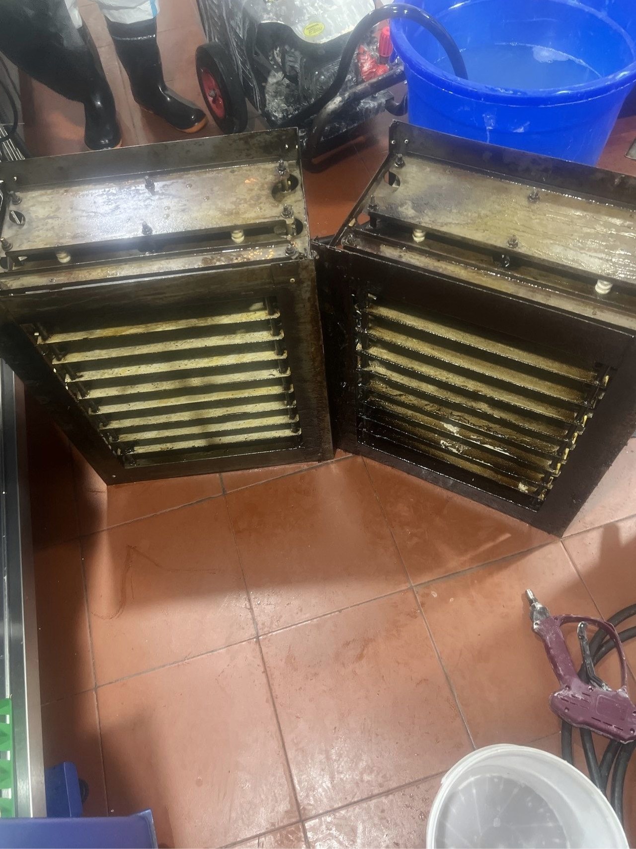 周口饭店厨房油烟积聚的安全隐患 - 清洗前 - 郑州天得一国家一级资质团队作业实拍