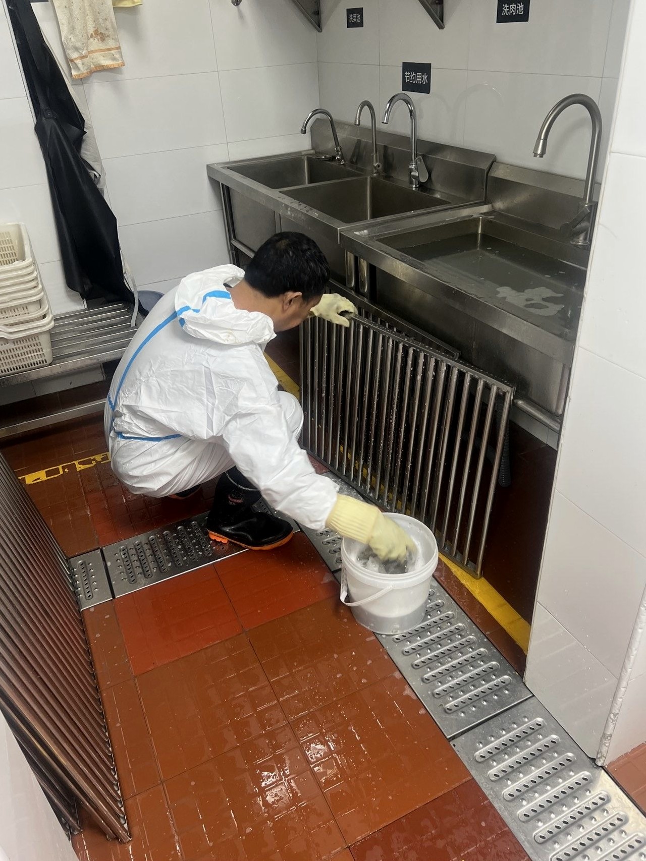 新乡餐厅厨房油烟机清洗操作流程 - 清洗前 - 郑州天得一国家一级资质团队作业实拍