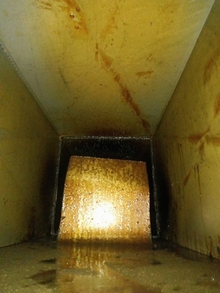 商丘餐饮业油烟管道火灾原因 - 清洗前 - 郑州天得一国家一级资质团队作业实拍