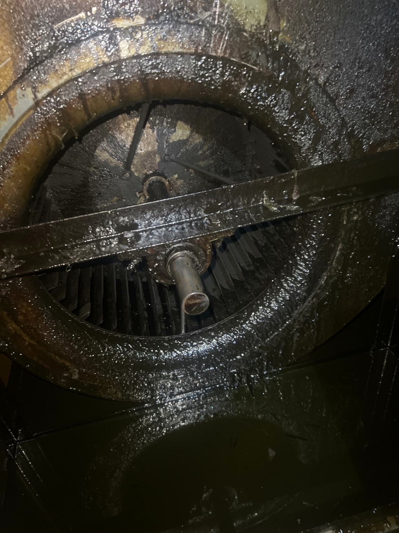 郑州上街区工厂食堂大型排烟管道重油垢清洗实操 - 清洗前 - 郑州天得一国家一级资质团队作业实拍