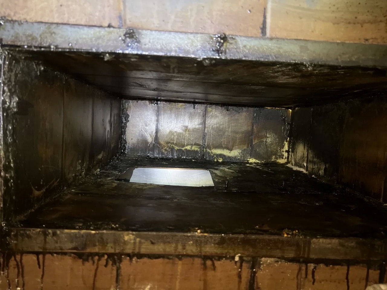 郑州中牟县大型商用抽油烟机拆洗流程及报价 - 清洗前 - 郑州天得一国家一级资质团队作业实拍