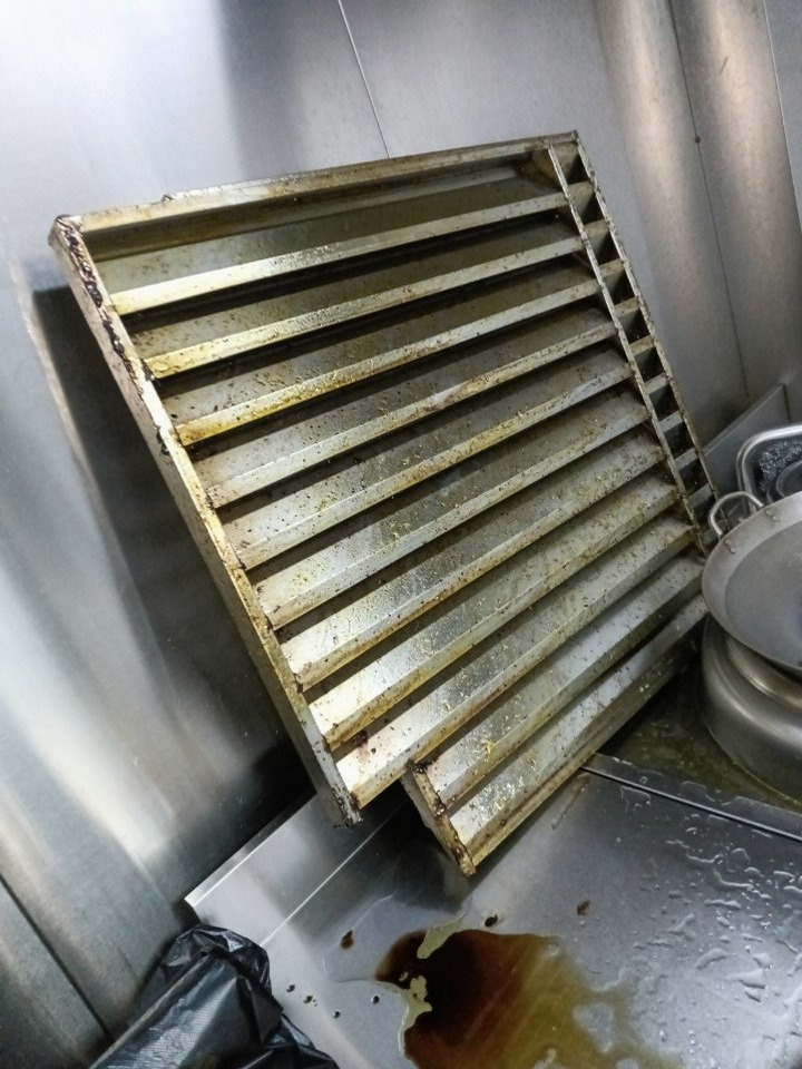 郑州郑东新区商用厨房油烟监控平台数据达标清洗方案 - 清洗前 - 郑州天得一国家一级资质团队作业实拍