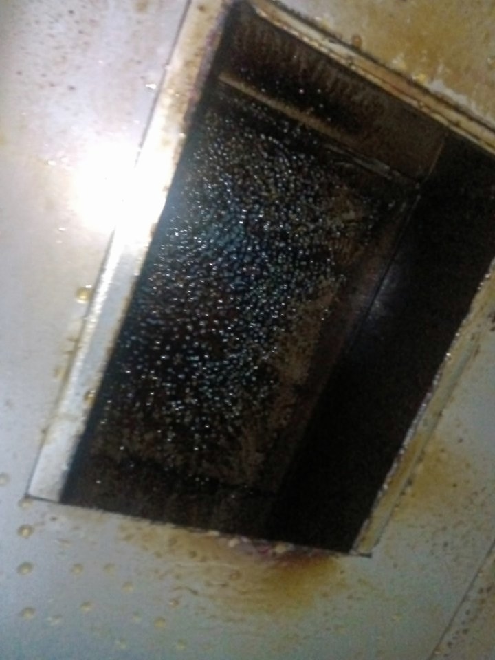 郑州本地推荐：郑州商用油烟机清理快速上门，不耽误饭店营业。 - 清洗前 - 郑州天得一国家一级资质团队作业实拍