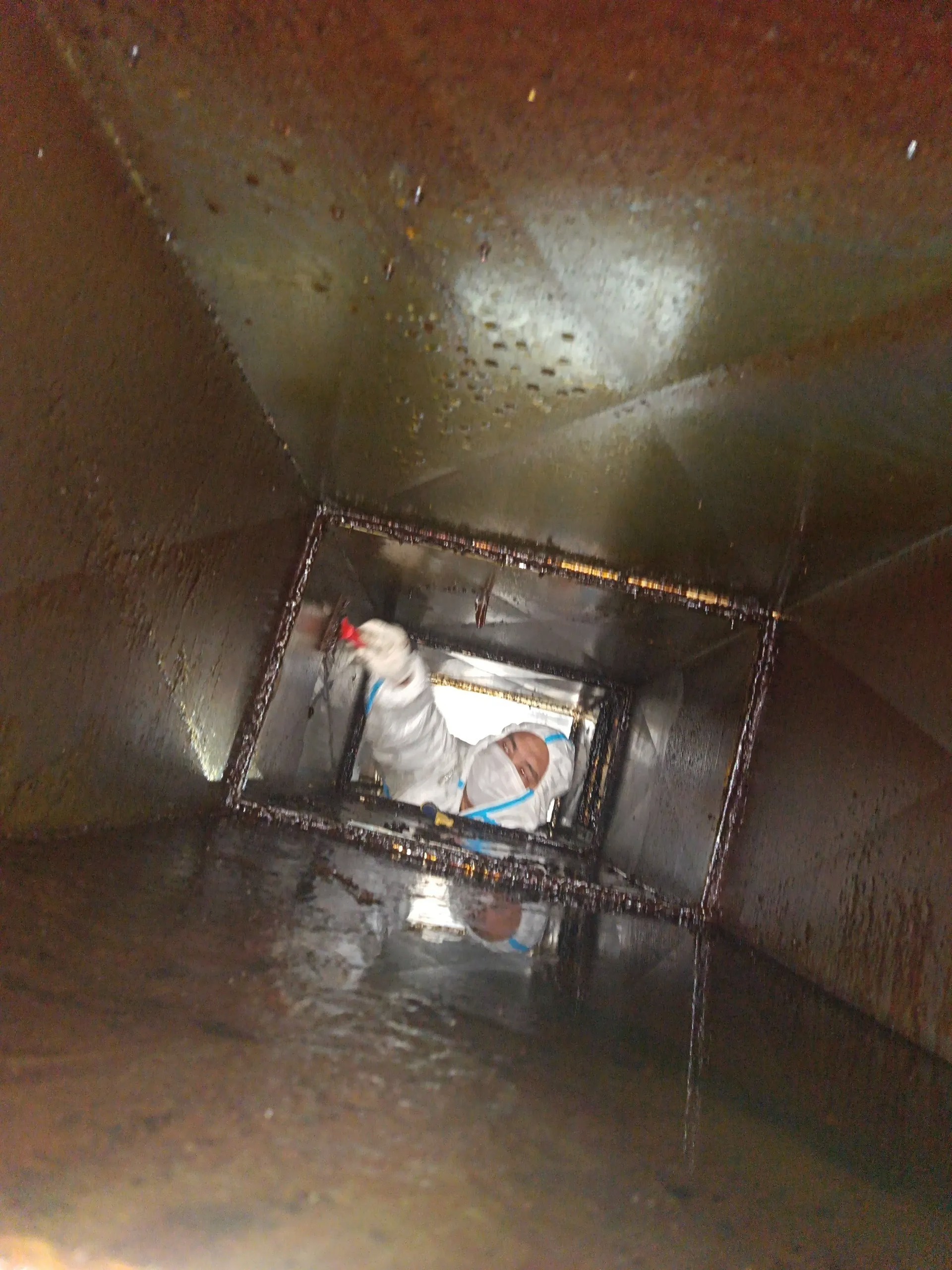 新乡本地推荐：新乡商用大型油烟机清洗，专业团队多机位同时作业。 - 清洗前 - 郑州天得一国家一级资质团队作业实拍