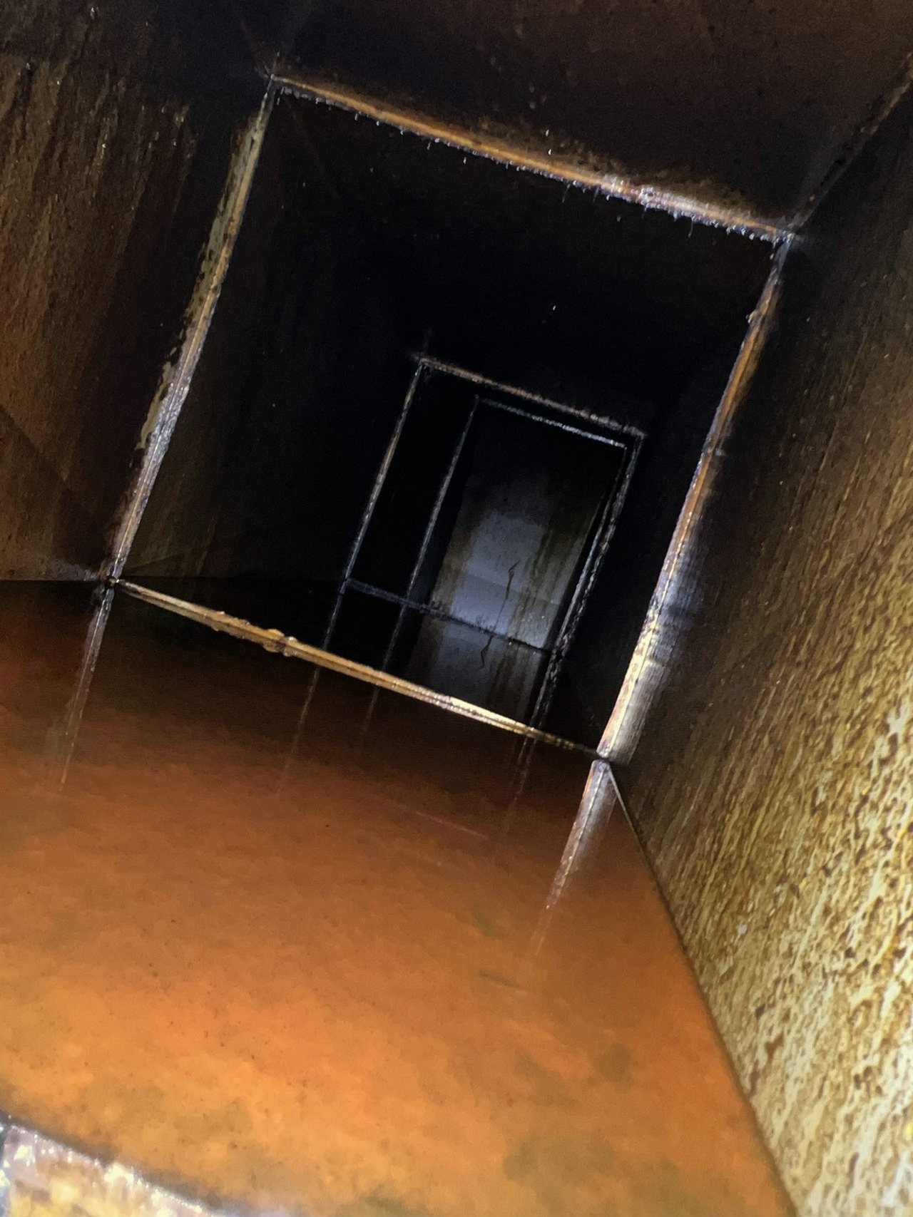 郑州荥阳市本地正规的排烟罩油垢清洗服务商 - 清洗前 - 郑州天得一国家一级资质团队作业实拍