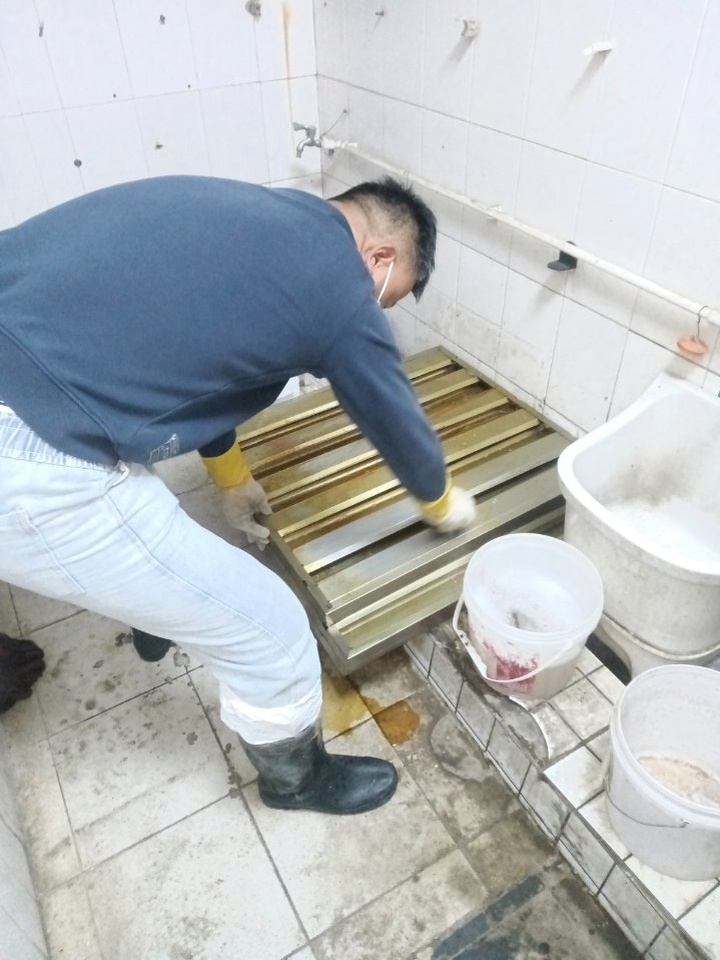 郑州高新区油烟净化器清洗维保公司推荐 - 清洗前 - 郑州天得一国家一级资质团队作业实拍