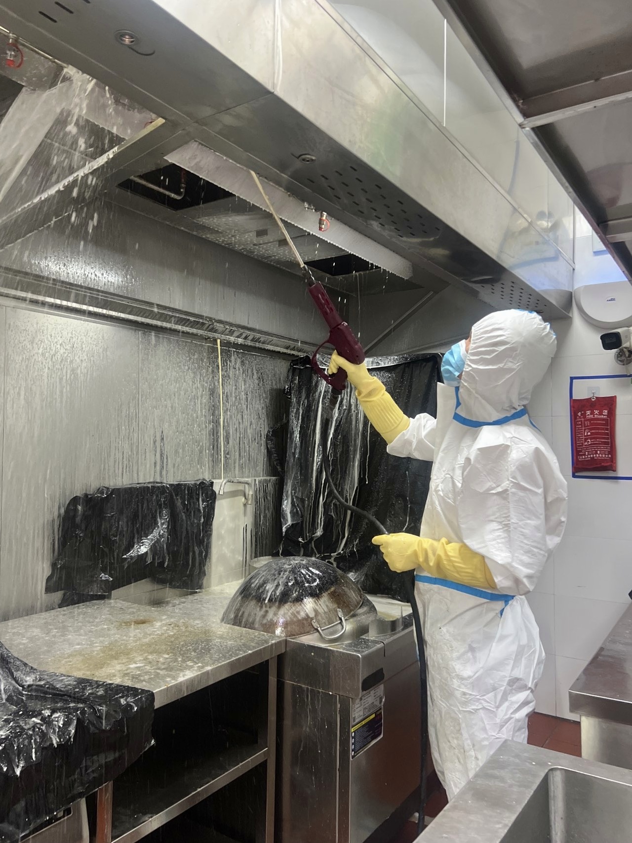 郑州登封市餐饮店排烟系统定期清洗消防检查要求 - 清洗前 - 郑州天得一国家一级资质团队作业实拍