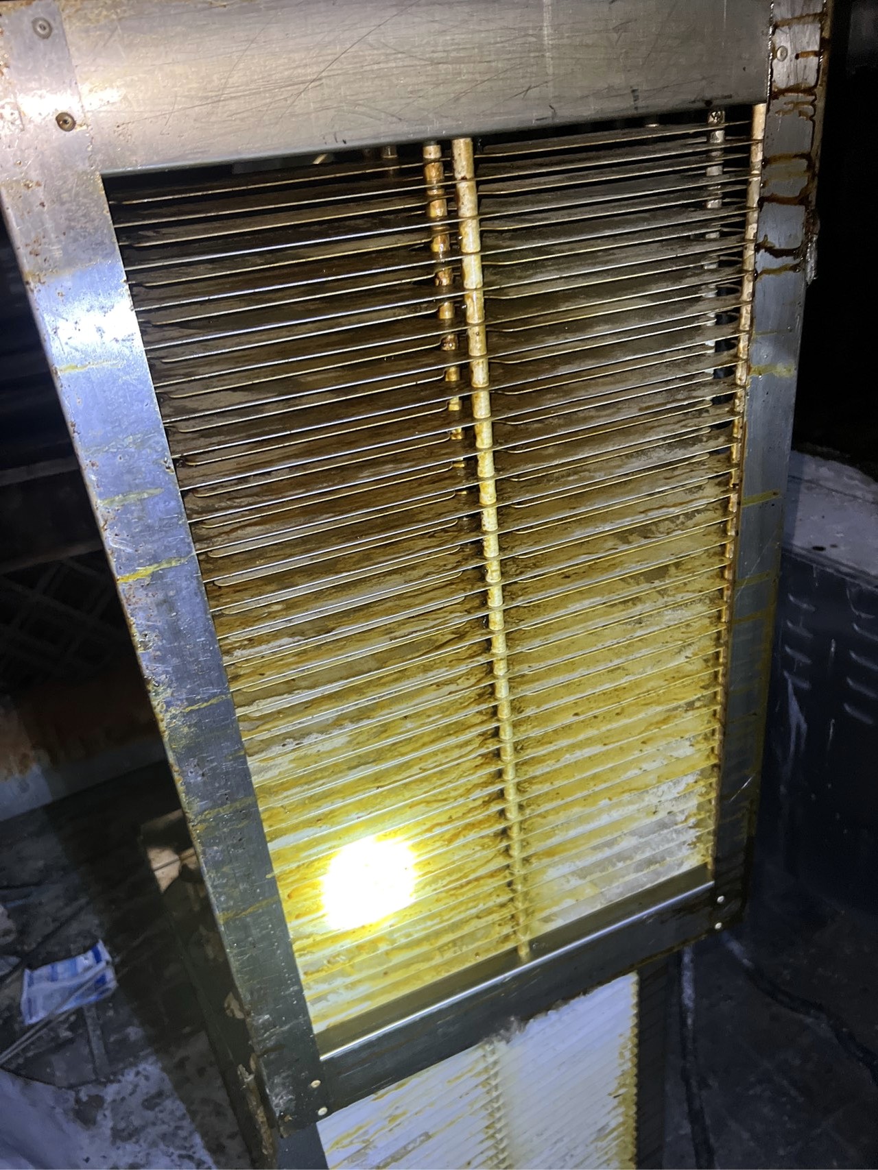 郑州中原区商用厨房油烟监控平台数据达标清洗方案 - 清洗前 - 郑州天得一国家一级资质团队作业实拍
