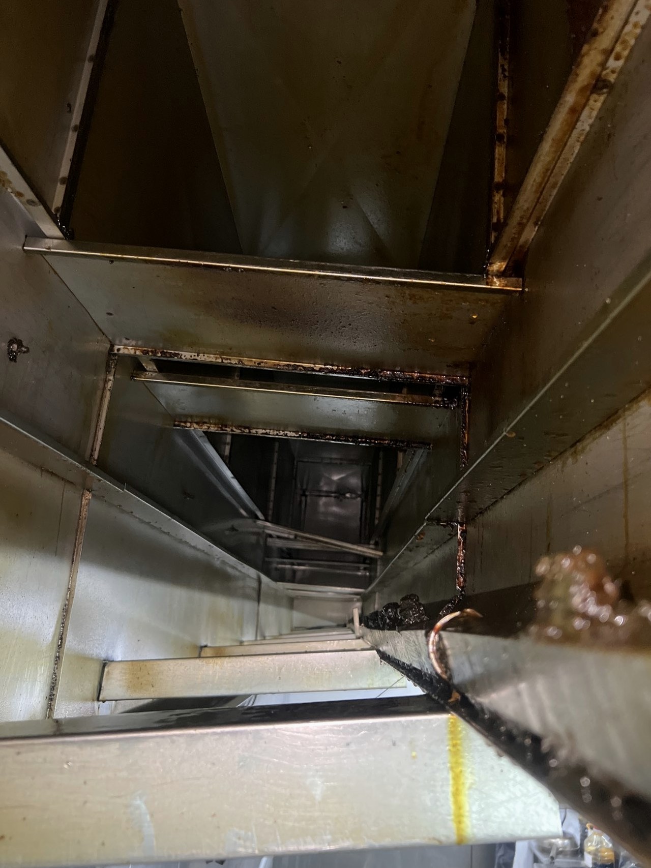 郑州本地推荐：郑州新郑市餐厅厨房排烟管道清洗收费标准 - 清洗前 - 郑州天得一国家一级资质团队作业实拍
