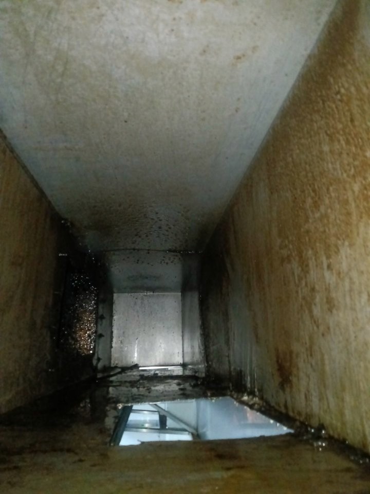 郑州中原区餐厅厨房排烟管道清洗收费标准 - 清洗前 - 郑州天得一国家一级资质团队作业实拍