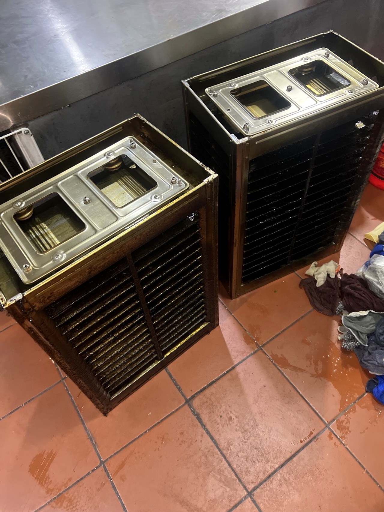 郑州荥阳市饭店烟道清洗大概多少钱一米 - 清洗前 - 郑州天得一国家一级资质团队作业实拍
